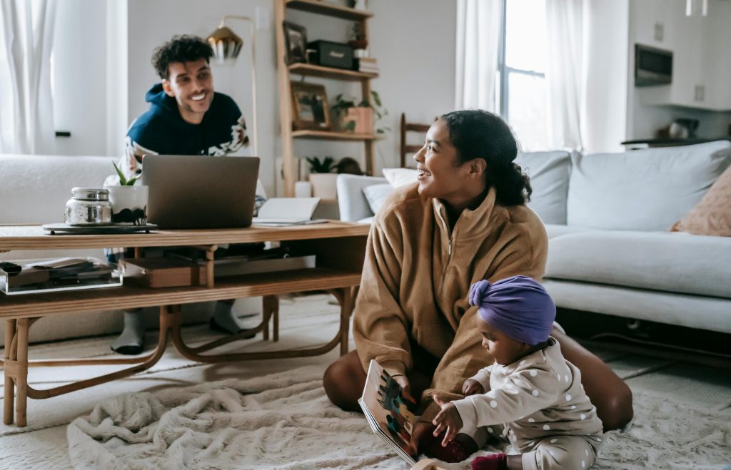 Familie achter laptop